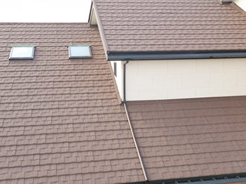屋根カバー工法／天然石付き屋根材 （セネター）