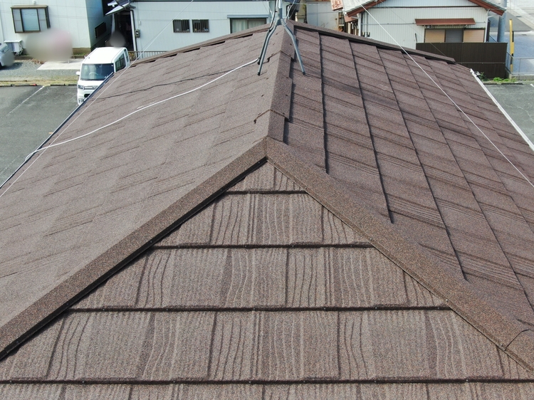 屋根カバー工法／天然石付き鋼板屋根材 （Tルーフ・モダン）